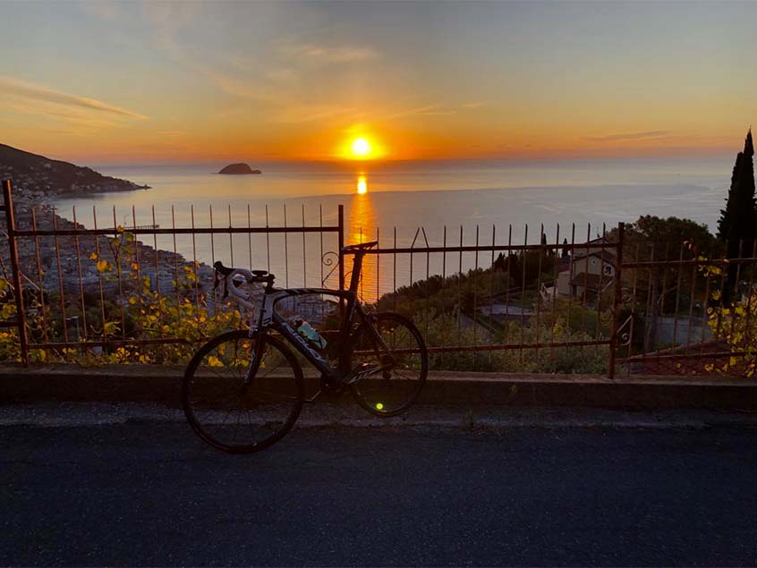 Experience Dal mare ai monti la Liguria dei Borghi sulle due ruote