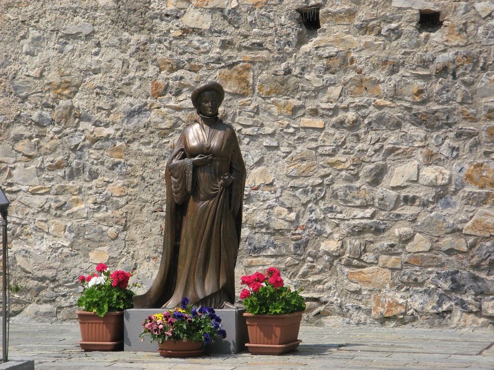 Statua bronzea di Ilaria del Carretto
