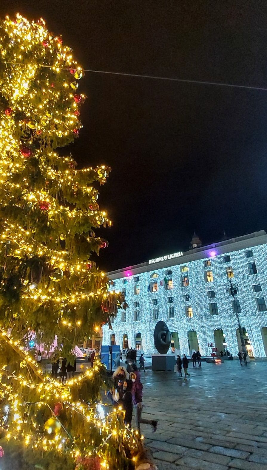 Si accende il Natale a 
Genova in piazza De Ferrari