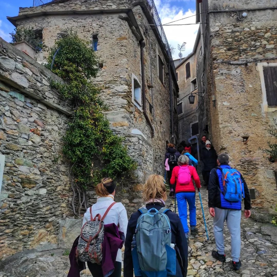 Due borghi, due castelli: sulla Via del Sale da Zuccarello a Castelvecchio di Rocca Barbena