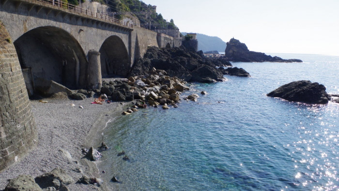 in-spiaggia-con-gli-scarponi-da-trekking La Mia Liguria