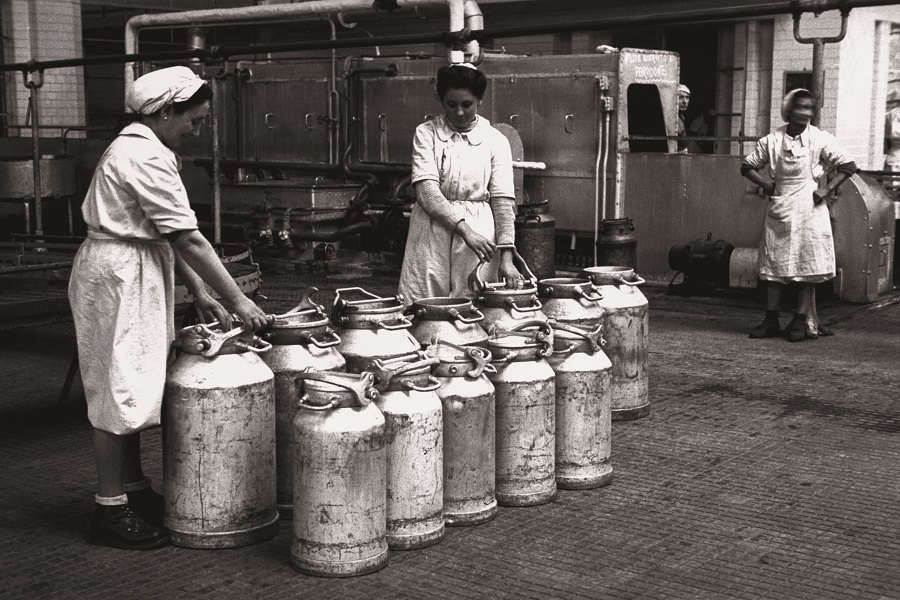 Marzo 1947Operaie della Centrale del Latte di Genova