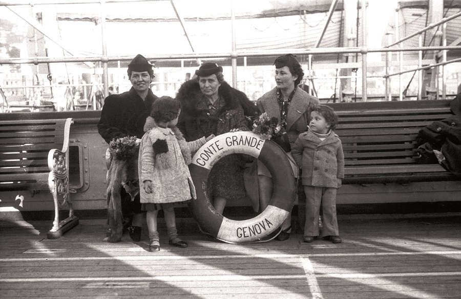 Aprile 1937 Donne e bimbi in posa a bordo del Conte Grande, Genova
