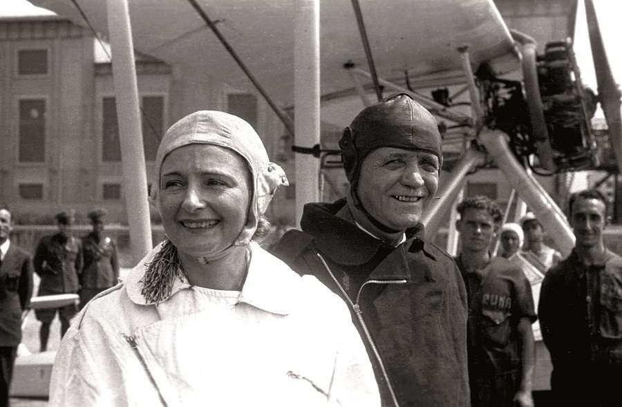 Agosto 1938Guidatrice di idrovolante con Pietro Badoglio