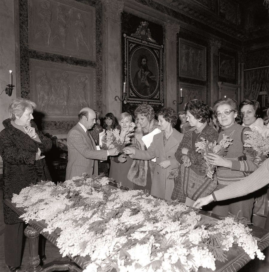 8 marzo 1976 Il Sindaco di Genova Cerofolini, in occasione della Festa della Donna, consegna la mimosa alle donne dell’UDI, Movimento Femminile in difesa della donna
