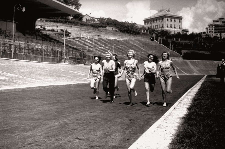Maggio 1946Atlete che corrono a Villa Gentile, Genova