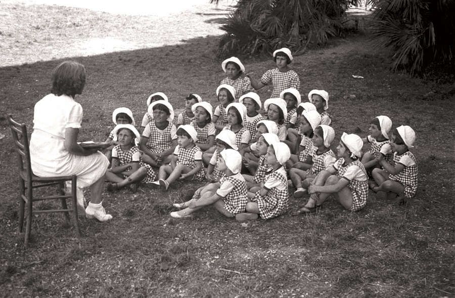 Luglio 1937 Bambine ai Campi Solari con Maestra
