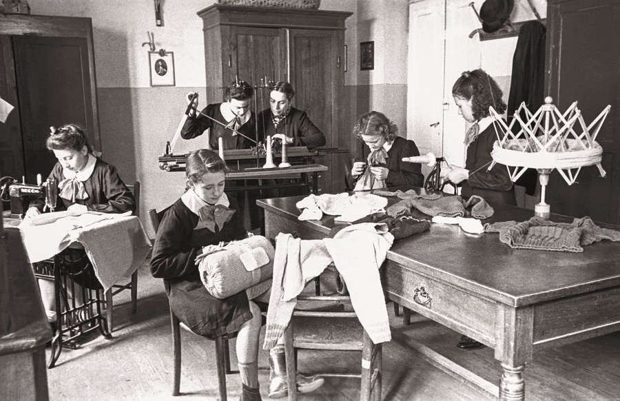 Marzo 1940Lezione di cucito per le allieve della Scuola di Avviamento femminile Duchessa di Galliera, Genova