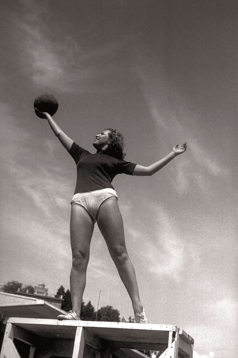 Maggio 1946Allenamento ginnico con la palla di una giovane atleta al campo sportivo di Marassi, Genova