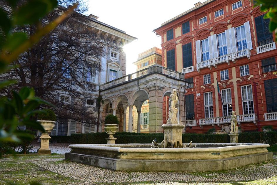 Giardino inferiore Palazzo Bianco con vista Palazzo Rosso