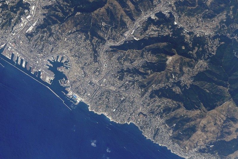 Genova dallo spazio, fotografata da Samantha Cristoforetti