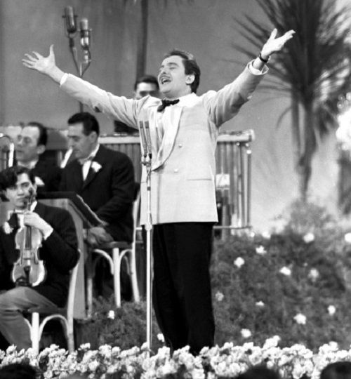 Domenico Modugno al Festival di Sanremo nel 1958