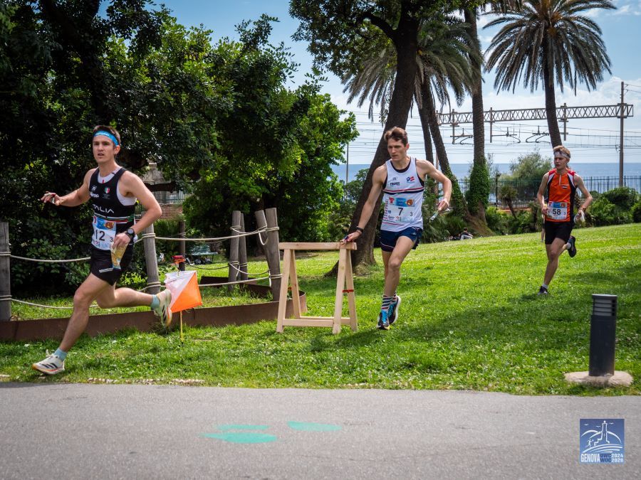 atleti di orienteering in corsa